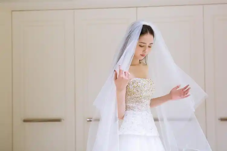 郭碧婷多套婚纱照曝光 长发及腰尽显温柔