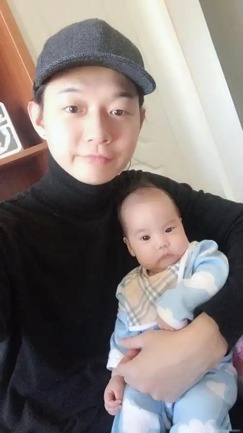 霍尊晒他与小侄女的自拍合照网友咋一看你 们俩脸差不多都可 爱