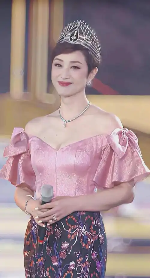 陈法蓉深夜晒九宫格美食,隔着屏幕都能闻到香味!岁月从不败美人