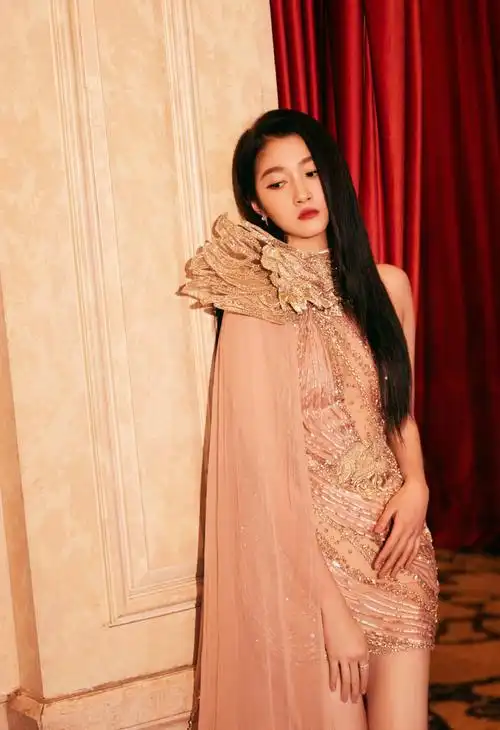 关晓彤香槟粉高定裙##关晓彤鎏金月神妆