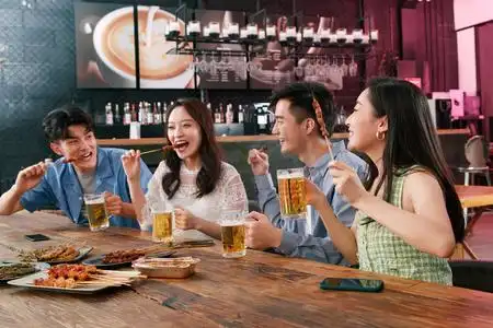 青年朋友在酒吧喝酒