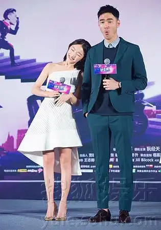 周冬雨出席《暴走神探》发布会 戏里戏外狂虐阮经天