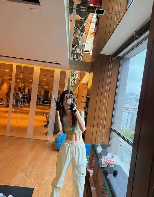 金晨长腿马甲线身材好,熬夜长胖减肥难,睡前5步睡得好瘦得快_睡眠