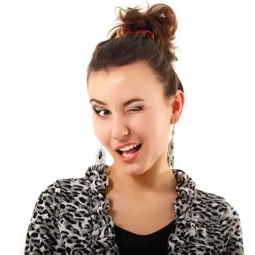 拿着礼物高兴眨眼睛的美女