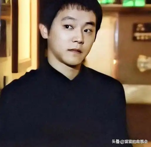 虽然窦唯的颜值已经不再像年轻时那样出众,但是这并不代表他不帅.