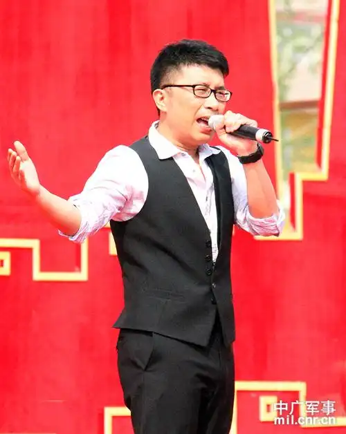 庞龙演唱歌曲《加油中国》中广军事记者 谢露莹 摄