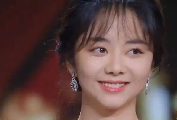 虽然谭松韵走红的时候年龄稍微偏大一些,但好在颜值能打,性