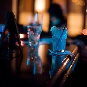 一杯酒头像图片孤独唯美意境酒杯图片头像