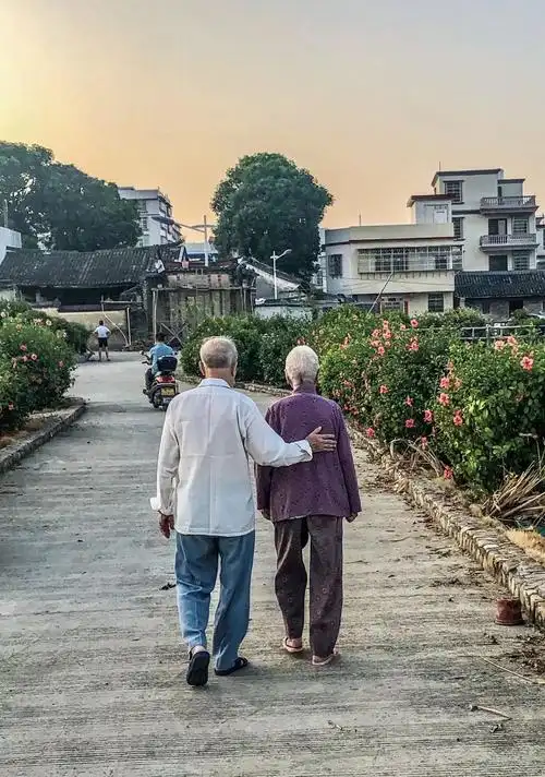 长寿乡风韵大埔这对老人的背影让人感动