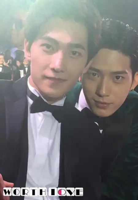 2015芭莎明星慈善夜举行,杨洋和井柏然也来凑热闹,好基友一辈子.