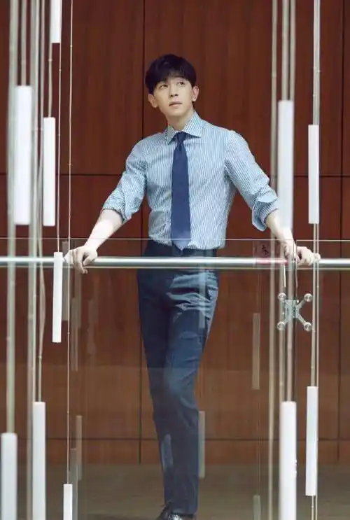 邓伦对皮肤的美丽也是很好的,26岁的他看上去跟十八岁