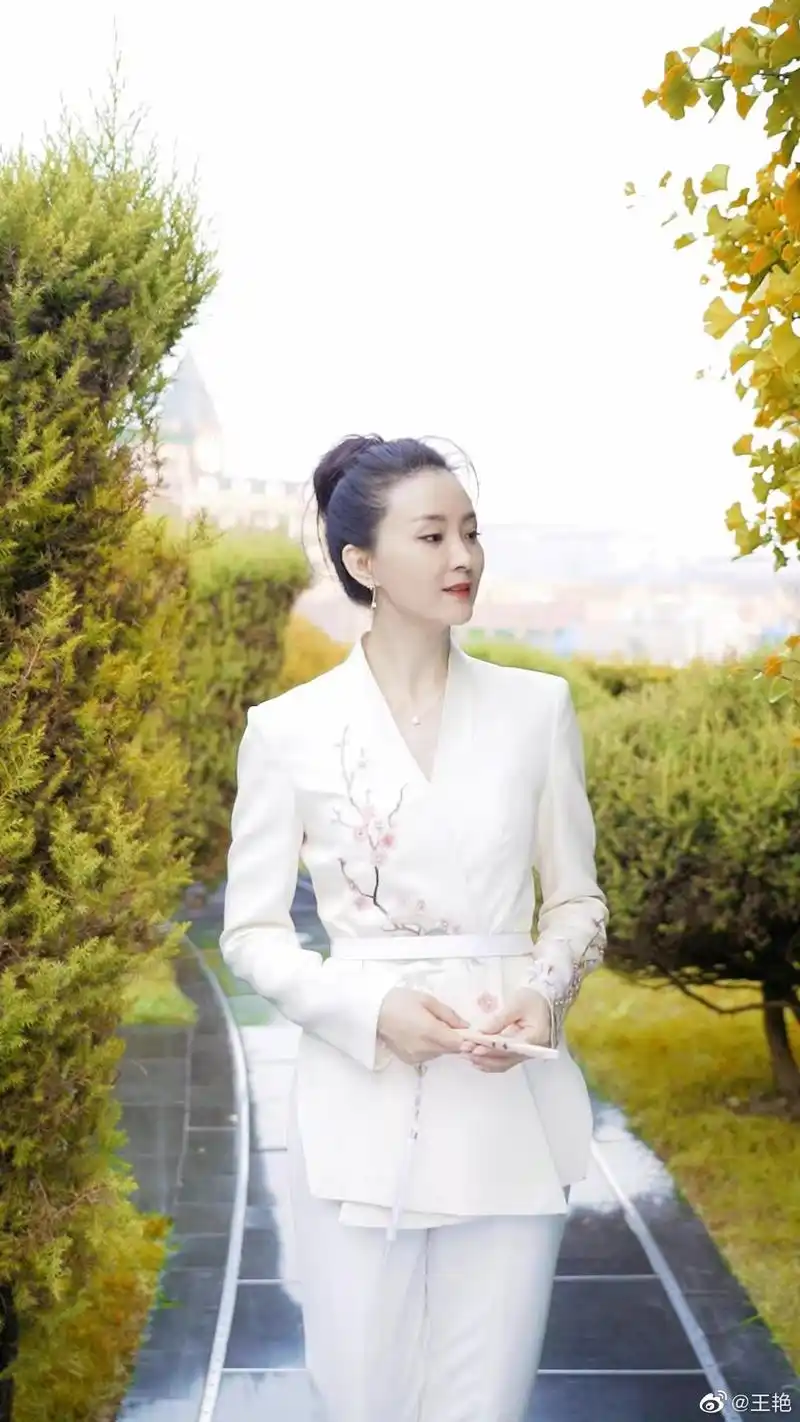 "晴格格"王艳晒美照,穿中国风刺绣上衣搭丸子头,温婉又优雅