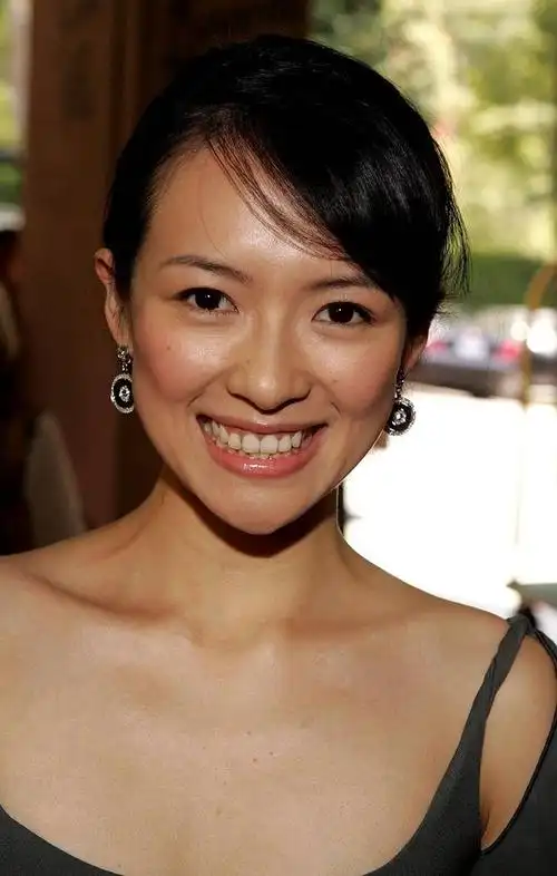 42岁章子怡生图曝光,汪峰视角与儿女玩耍灵气依旧,待继女如姐妹