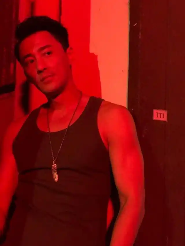 林峰晒照片,街头风简约穿搭,40岁浑身肌肉太man了