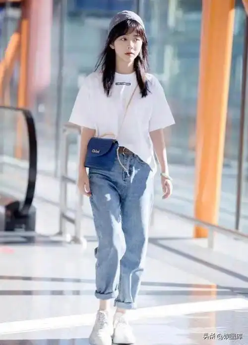 被谭松韵惊艳了!穿白色抹胸裙凸显傲人身材,换个风格差点认不出