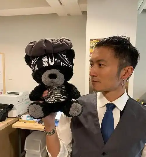 谢霆锋素颜拍广告,38岁的年纪28岁的脸,网友:"冻龄男神"_网易订阅