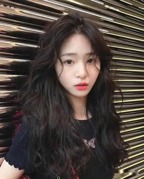 立冬后流行"烫满头"_发型_女生_气质