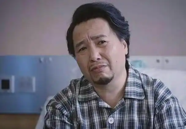 古明华是一位曾在tvb红遍的男演员,也是一位备受称赞的配角演员.