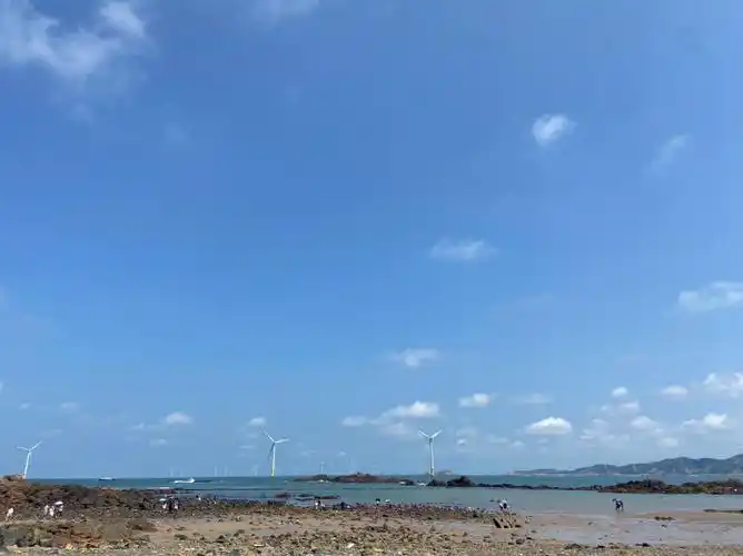 大练岛的月举湾,风景很原生态,但是因为没有维护,海滩的垃圾会多一些