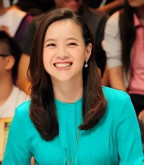 曾志伟50岁女儿老态尽显,未婚未育隐退,去国外旅游过生日