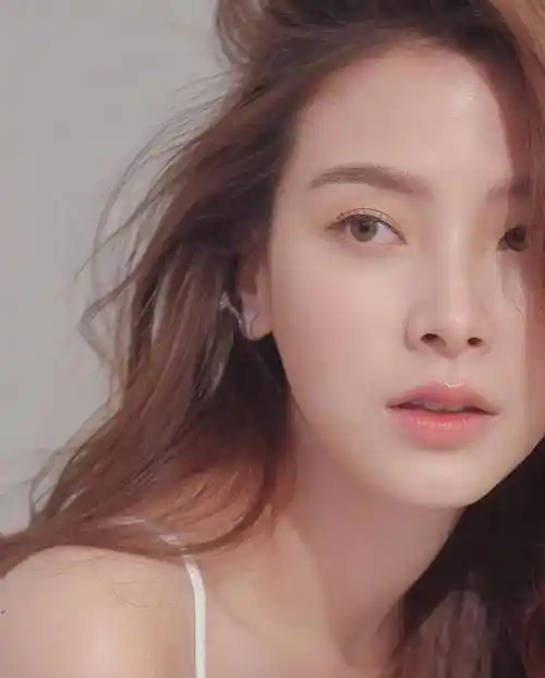 泰国女星旗袍写真曝光露背高开叉旗袍性感美艳身材窈窕有致