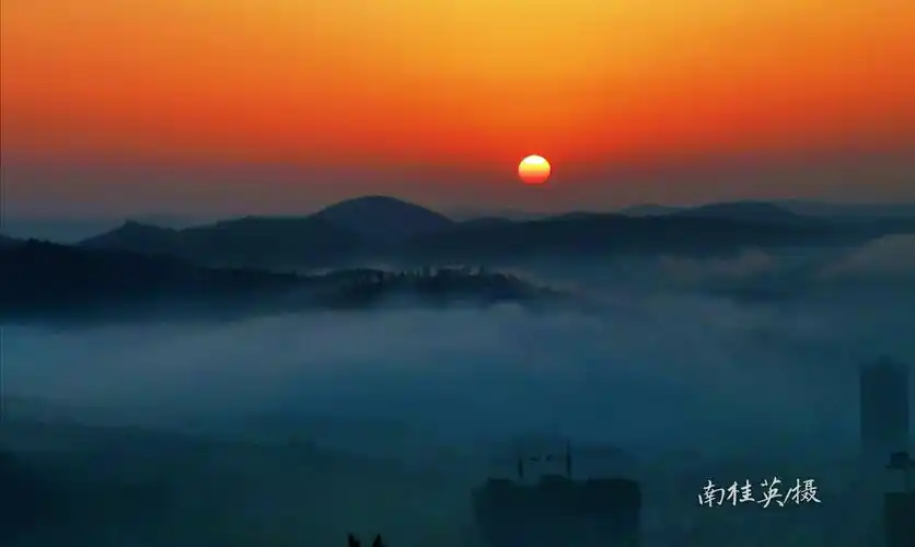 人间仙境 写美篇         不一会儿,一轮红日喷薄而出,紫气东来,满山