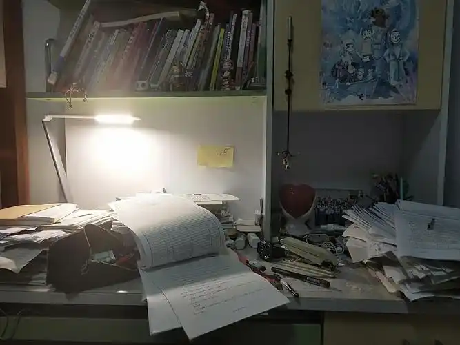 还有五天高考的考生的书桌状况