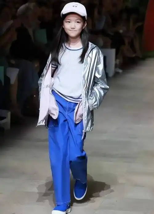 李嫣:13岁出国留学,17岁身高猛长气场似王菲,爱上成熟装扮_李亚鹏