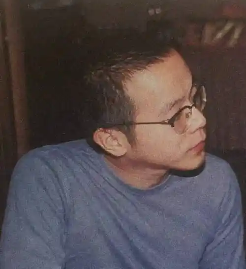 网友曝出在阿那亚和窦唯合影!窦唯头顶秃顶头发花白,身材发福胖成球