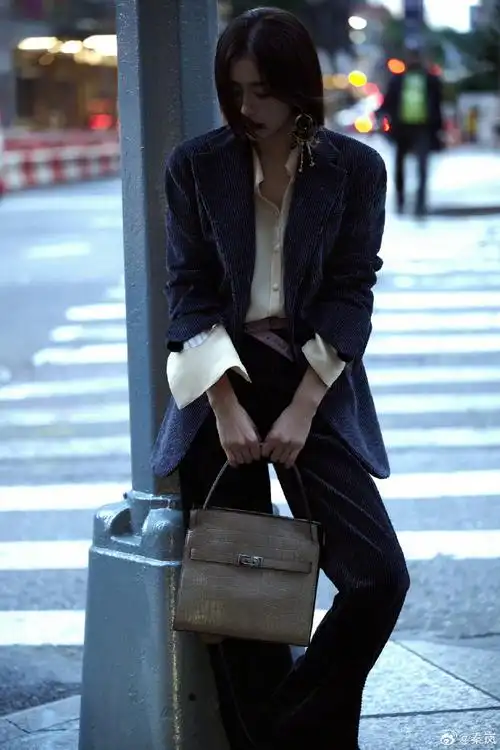 秦岚时装周限定版女总裁#@秦岚纽约时装周造型发布,一身干练深色西装