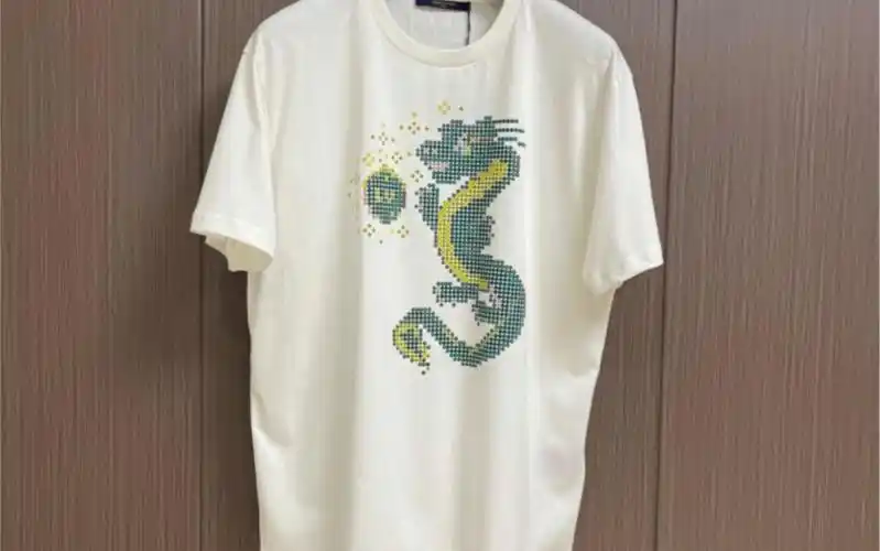 分享一下高仿路易威登lv2024ss早春龙年限定 棉质印花短袖t恤
