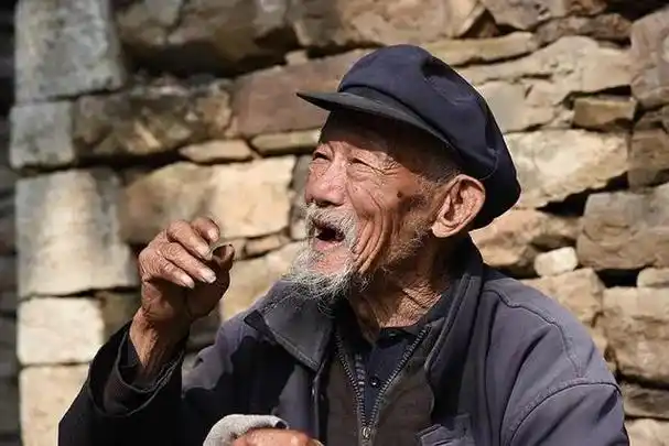 农民老人作为社会的重要一员,他们在自己的辛勤劳动中为国家做出了较