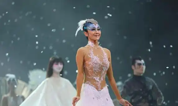 杨丽萍又惹争议"衣服是画的"身上的纹路看得一清二楚