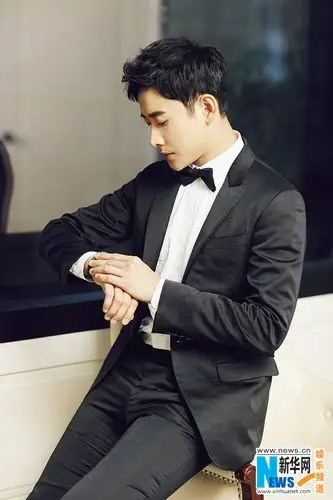 罗晋出席时尚活动台风稳健演绎黑白经典4