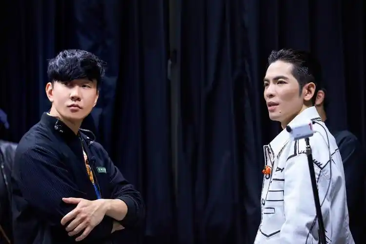 《歌手》林俊杰萧敬腾彩排 四手联弹酷劲足