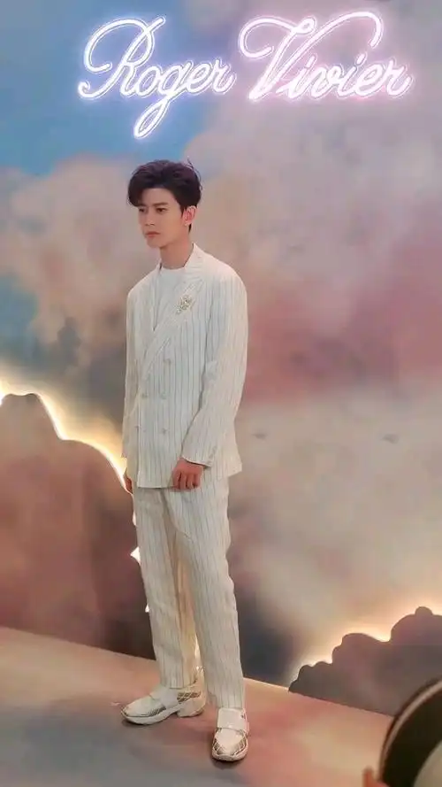 任嘉伦一身白色西装亮相rv品牌活动来感受一下国超的人气