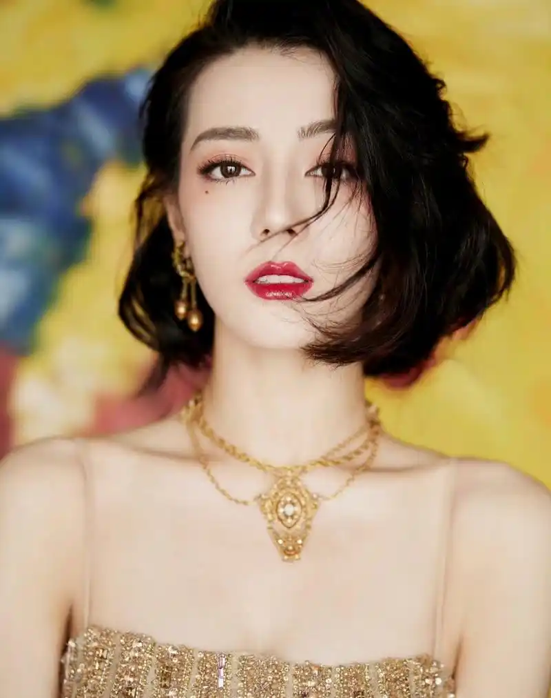 迪丽热巴吊带金色鱼尾礼服犹如一条金色人鱼公主美艳.