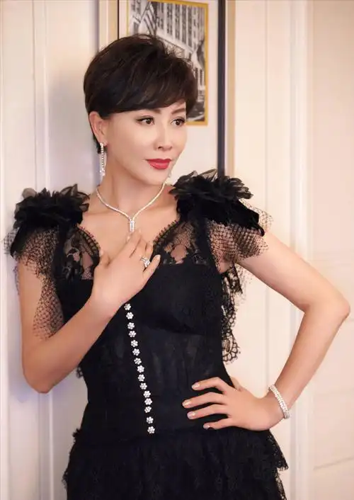 她是"真富婆"刘嘉玲:住4亿豪宅戴千万珠宝,大婚为何不请刘德华?