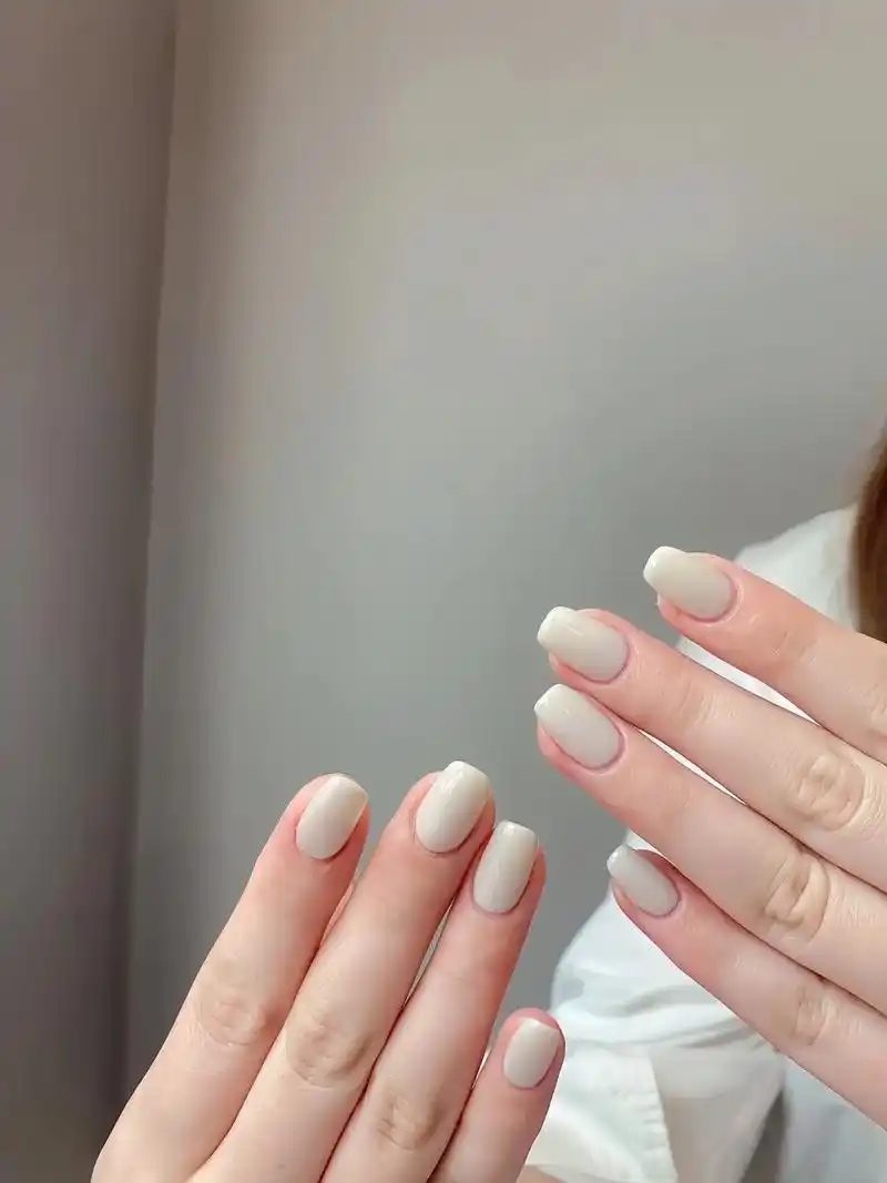 简约气质纯色美甲97这样干净的美甲你喜欢吗#超好看的美甲 # - 抖音