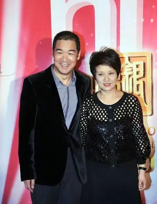 63岁邓婕随张国立亮相穿黑裙风韵犹存紧搂老公小鸟依人恩爱甜蜜惹人