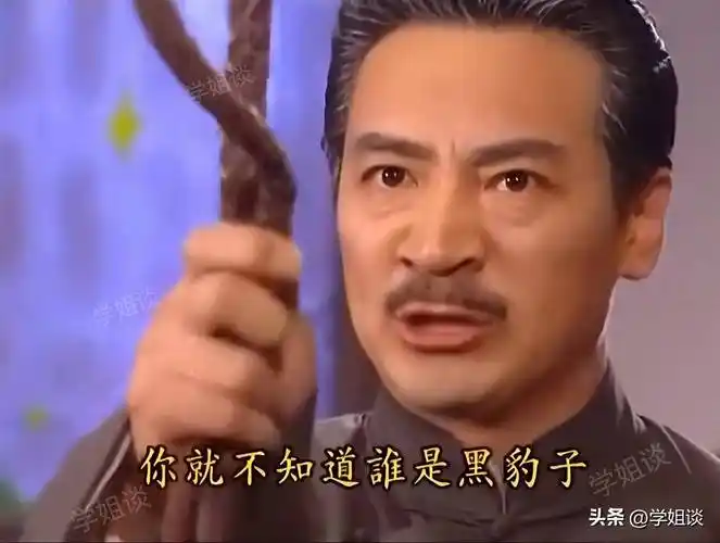 70岁陆振华上海街头, 手拿皮鞭上演经典名场面, 跳跃活力完全不显老