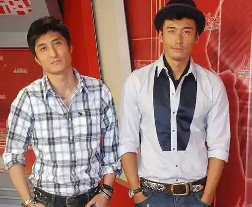 与高以翔合影,从这张照片看,差距不大,可惜斯人已不在.