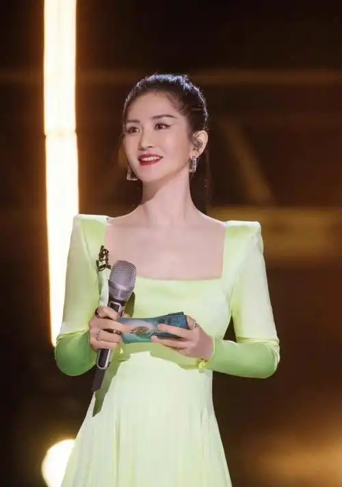 回顾事实证明42岁的谢娜已经走上了女明星的另一条大路