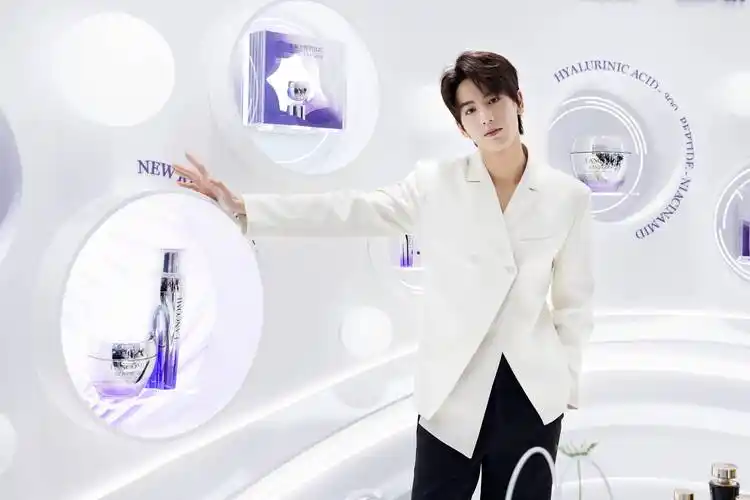 兰蔻护肤大使张凌赫 亮相兰蔻塑颜「百肽霜」昆明线下活动_肌肤_空间