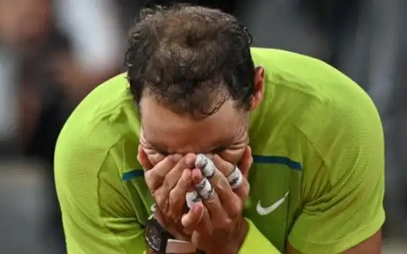 赢了!纳达尔掩面哭泣,自曝带伤作战,透露悲观信号,谈谁最伟大