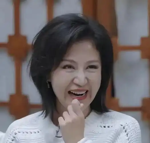 47岁鲍蕾生图疲惫苍老认不出,暴露了女星做"全职太太"的心酸