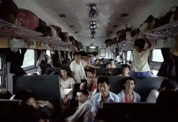 老照片那些关于绿皮火车的记忆带你来一场怀旧之旅