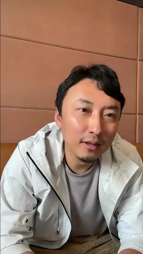 还透露两人在拍摄一场激烈对峙戏时总是会忍不住笑场电影瞒天过海1