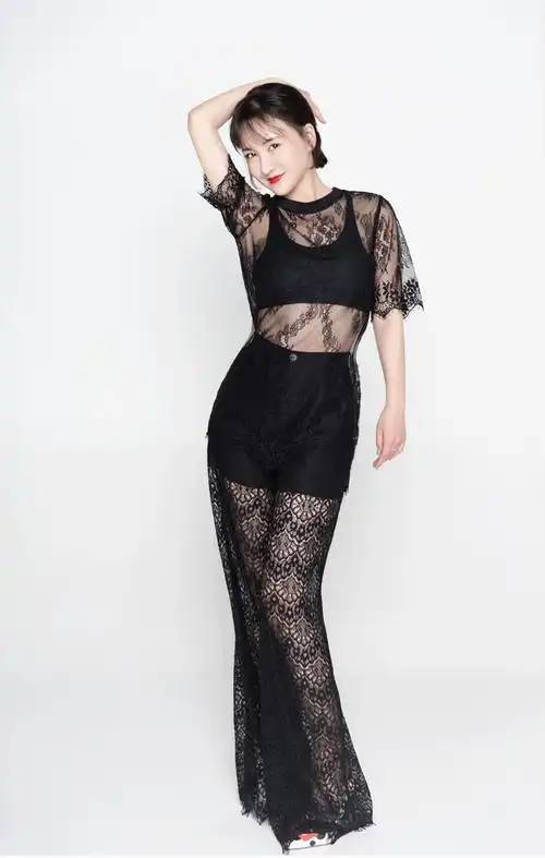 郑亦桐黑色魅惑写真曝光 尽显妩媚妖娆气质
