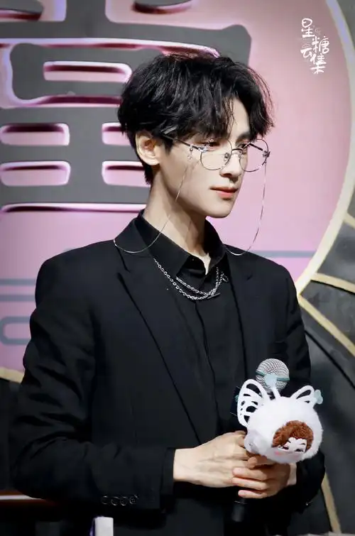 不管是角色需要还是作为造型装饰,罗云熙戴眼镜看起来都是那么赏心